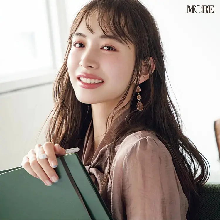 井桁弘恵が“モーヴ×ブラウン”のアイメイク