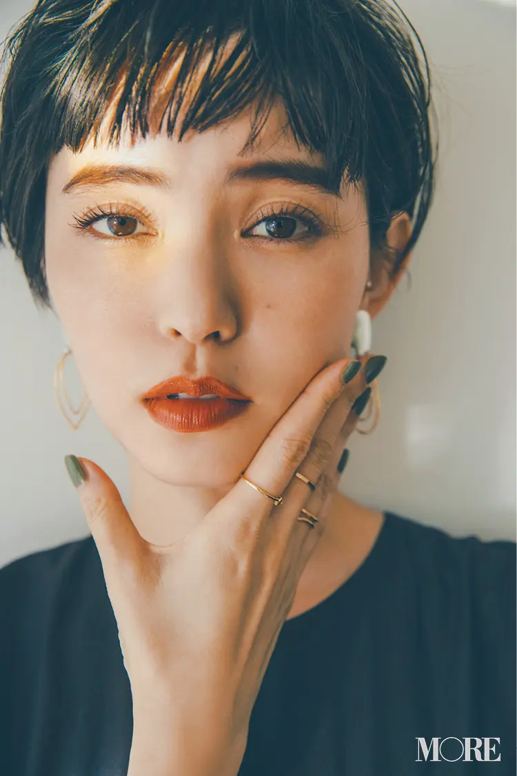 「女っぽいデニム」かどうかはメイクで決まる。ツヤ肌、ブラウンリップ、下まぶたがポイント♡_6