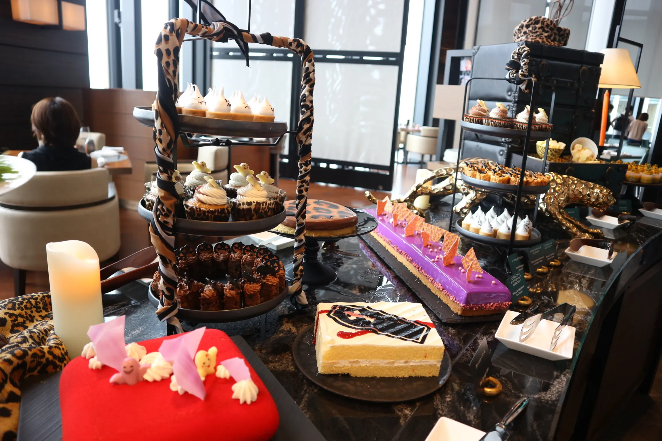 天空のレストランで優雅なひと時を♡ホテルでハロウィンスイーツビュッフェ♡_1