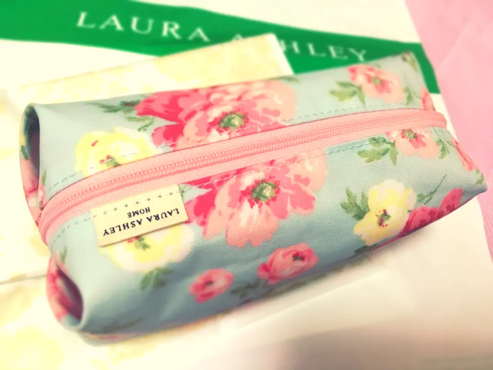 自分のテンションを上げるアイテム【LAURA ASHLEY】毎日持ち歩きたい♡cuteポーチ _4