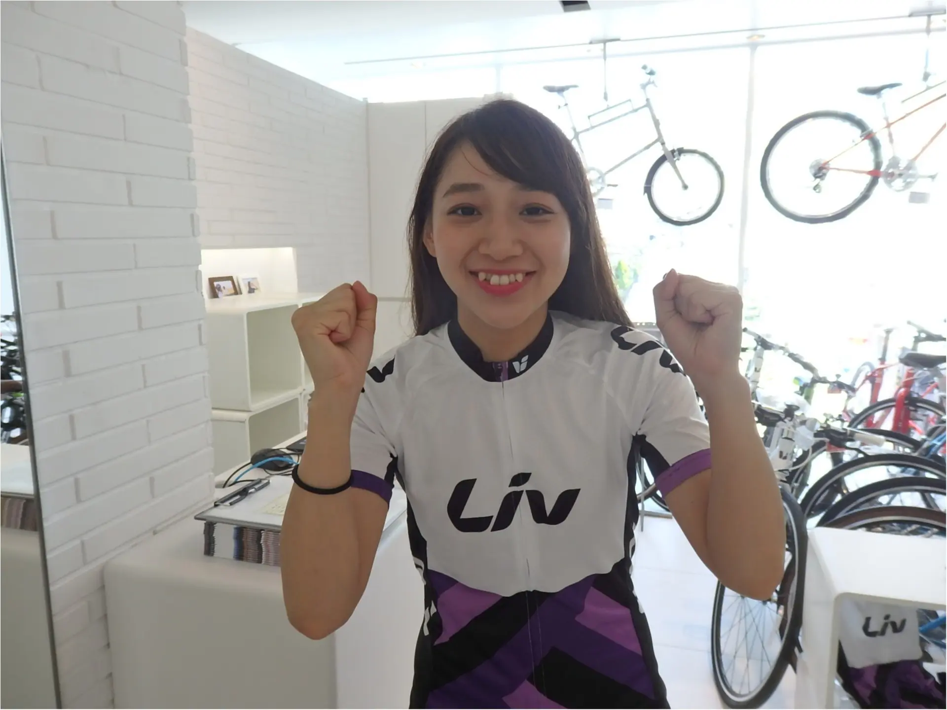 初ロードバイク!!『 ツール・ド・東北』三人娘、全員で練習スタート♪まずは室内練習から!【#モアチャレ あかね】_3
