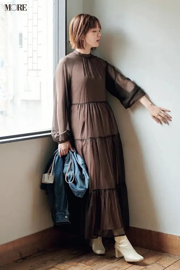ブラウンのシアーティアードワンピースを着た本田翼
