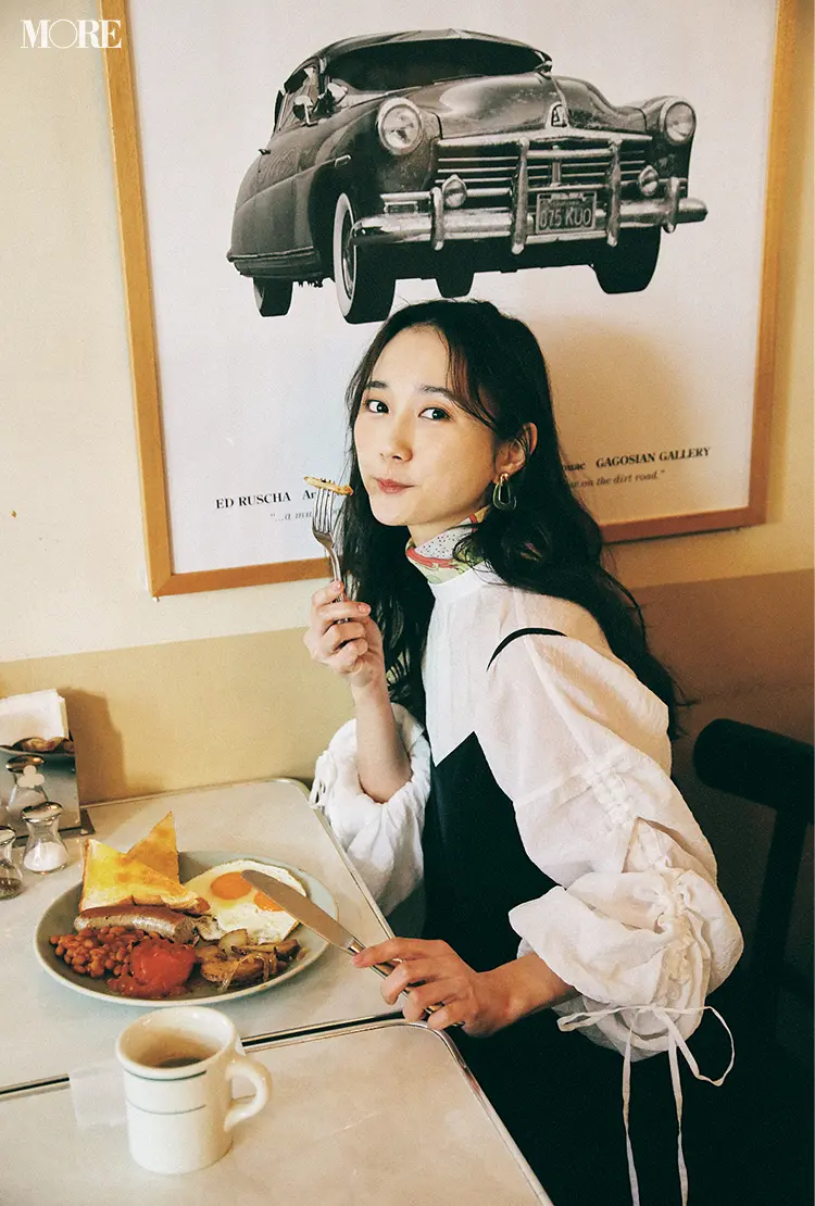 GUの白ブラウスとキャミワンピースを着た鈴木友菜