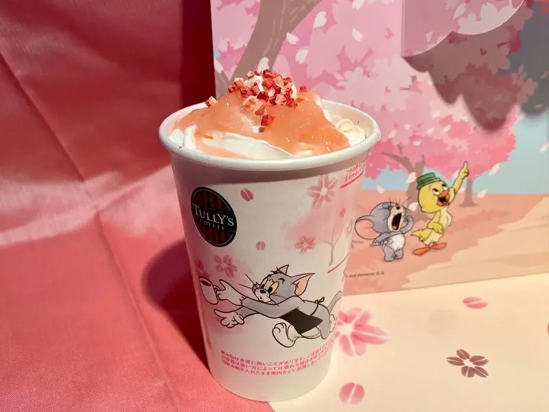 タリーズ、トムジェリコラボメニュー「トムとジェリー &TEA 桜香る桃のティーオーレ」