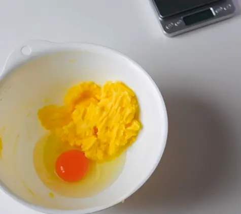 クッキーの材料でたまごを溶いているところ