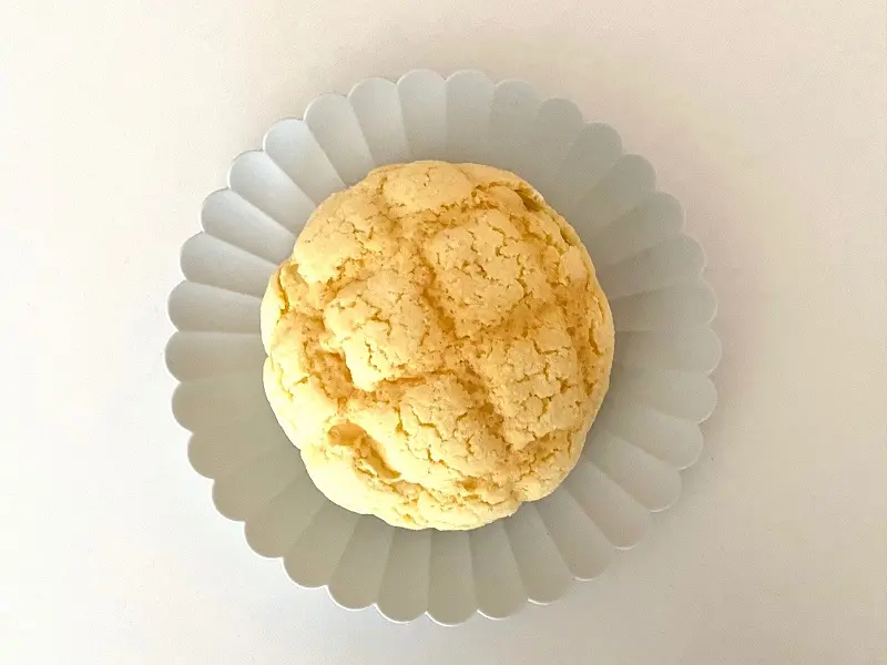 『セブン‐イレブン』の「冷たく食べるメロンパン」をお皿にのせた状態