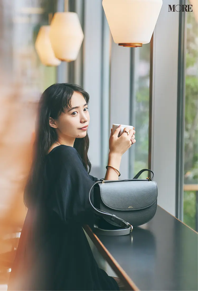 アーペーセーのバッグを持った井桁弘恵