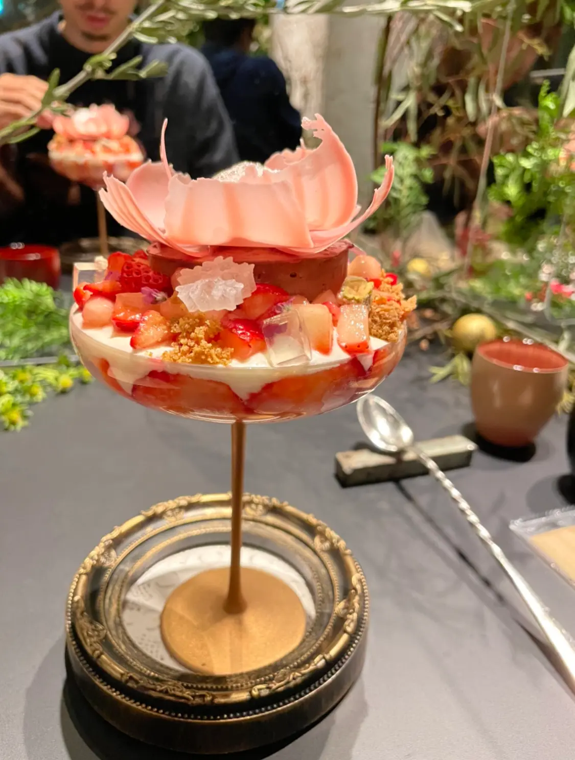 【パフェ】チョコレートといちごの芸術的なマリアージュ!限定コラボパフェ@虎ノ門_3