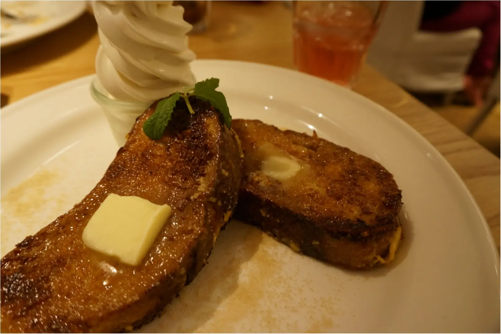 白と木材を基調としたニュートラルな空間でカフェTIME♪《24/7Cafe apartment》で食べれる美味しいフレンチトースト♡_4