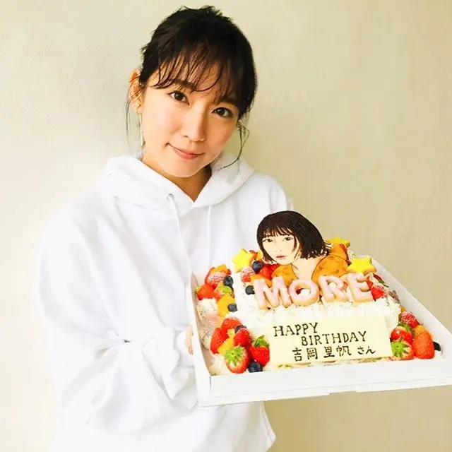 吉岡里帆さんがMORE4月号からスタートした新連載『1コスメ アップデートメイク』に登場!【撮影オフショット】_2
