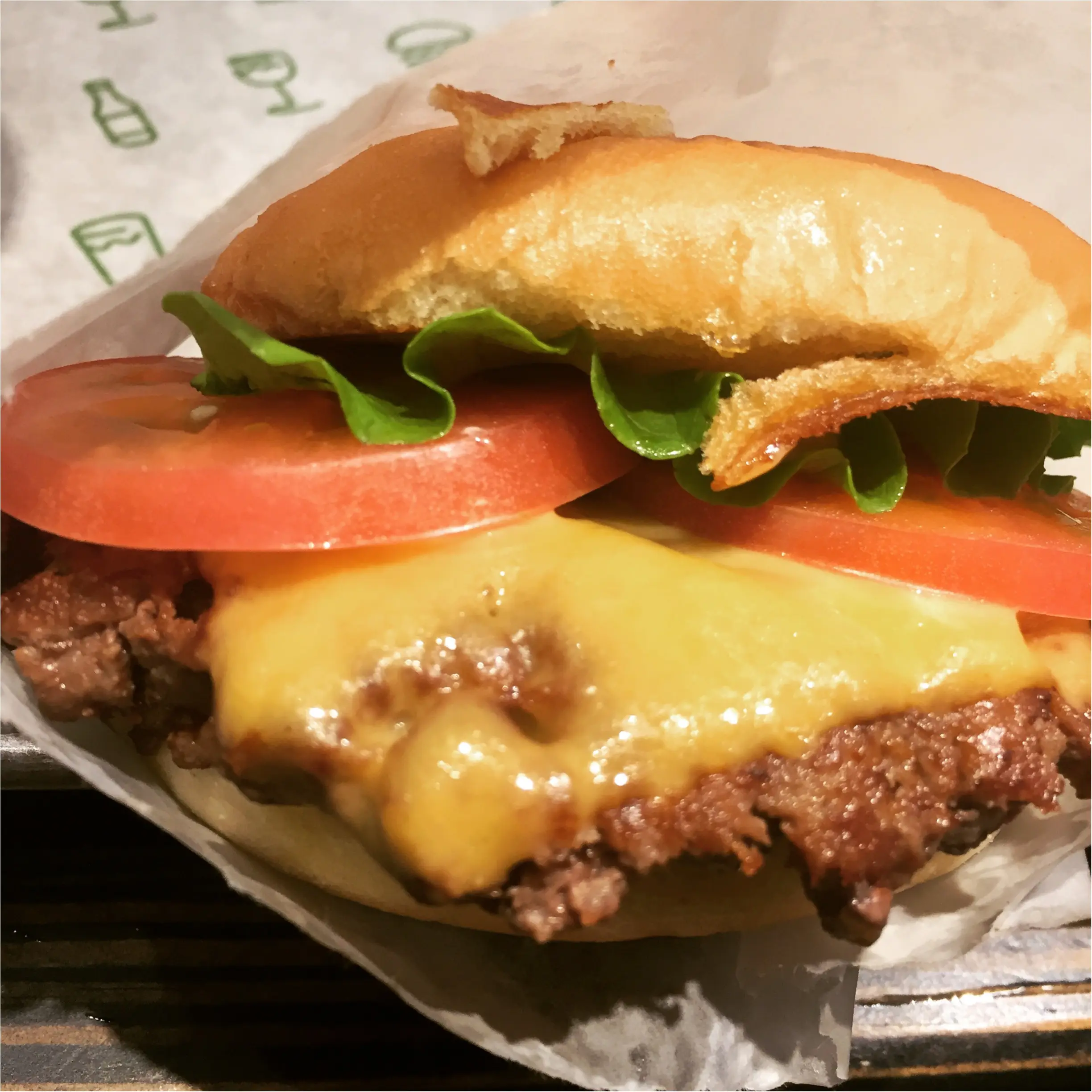 NY発バーガースタンド「Shake Shack」パティの肉感がスゴイ!!✨しかもホルモン剤を使っていない100%オールナチュラルのアンガスビーフ使用しているんです♩≪samenyan≫_5