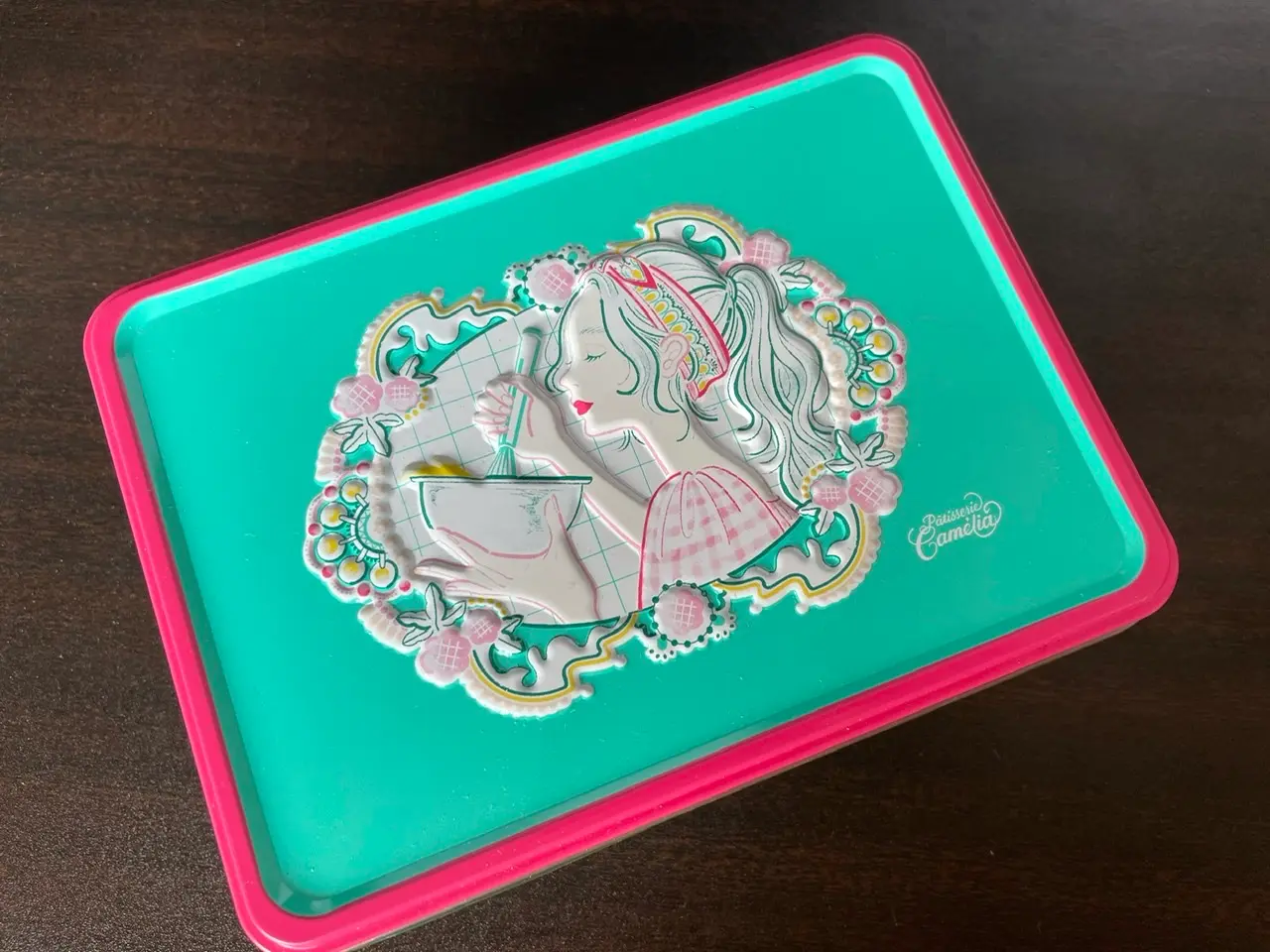 【クッキー缶】ニシイズミユカ × パティスリーカメリア銀座 コラボクッキー缶がかわいい_2