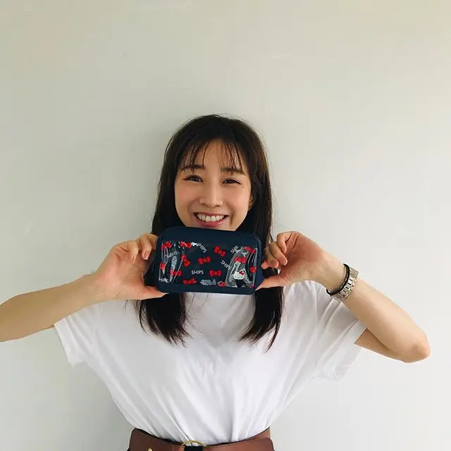田中みな実さん、MORE9月号付録のポーチを手に癒しのスマイルショット♡【撮影オフショット】_2