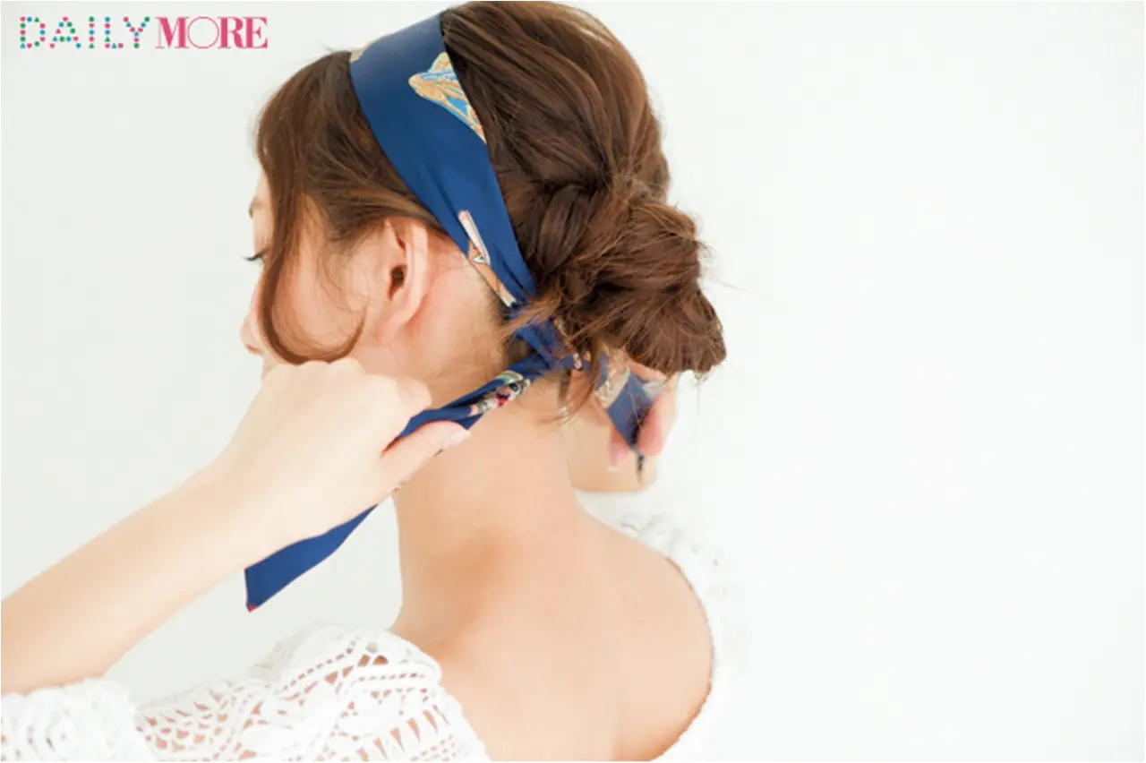 ジメジメでも髪がキマる! 武智志穂ちゃんの「こなれシニョン」梅雨ヘアアレンジ【女子トモBEAUTY】_9