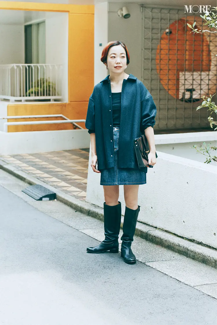 デニムミニスカートにロングブーツを合わせた高野麻子さん