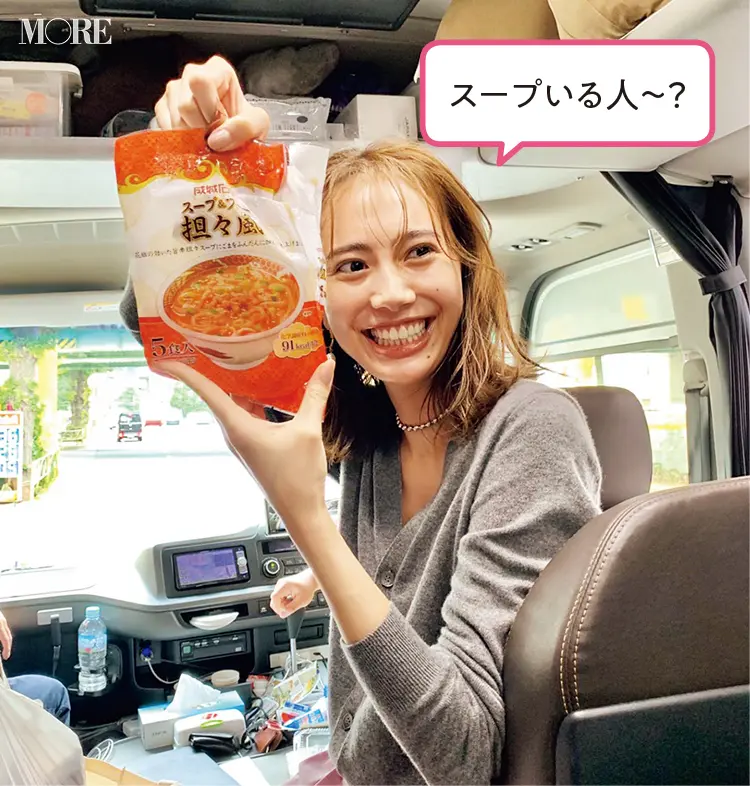 土屋巴瑞季、ロケバスの車内で売り子に変身!?【モデルのオフショット】_1