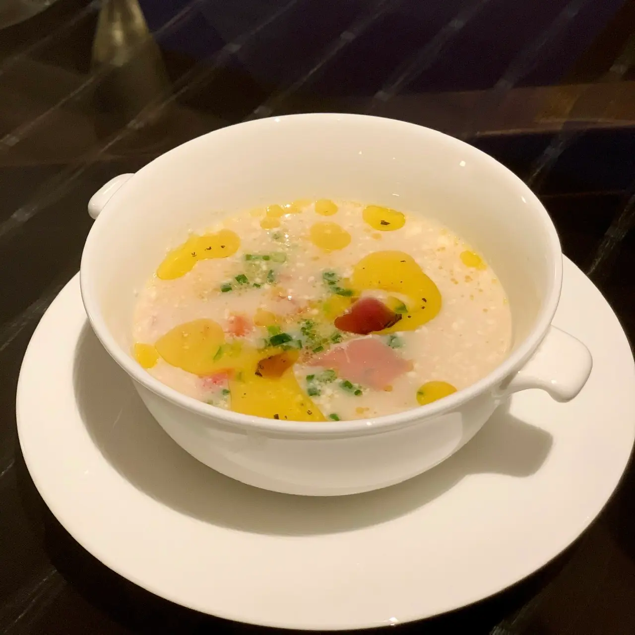 ひよこ豆 レッドオニオンと パルマ産ハムのスープ ローズマリーの香り