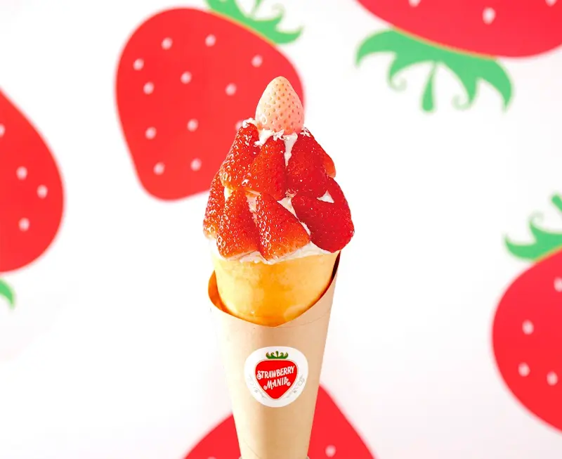 『東京スカイツリータウン®』のおすすめいちごスイーツ。『ストロベリーマニア』の「いちごのタワークレープ」