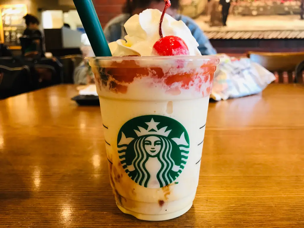 【スタバ】レトロ感溢れる喫茶店登場!?《プリンアラモードフラペチーノ》が想像超えのクオリティ♡_3