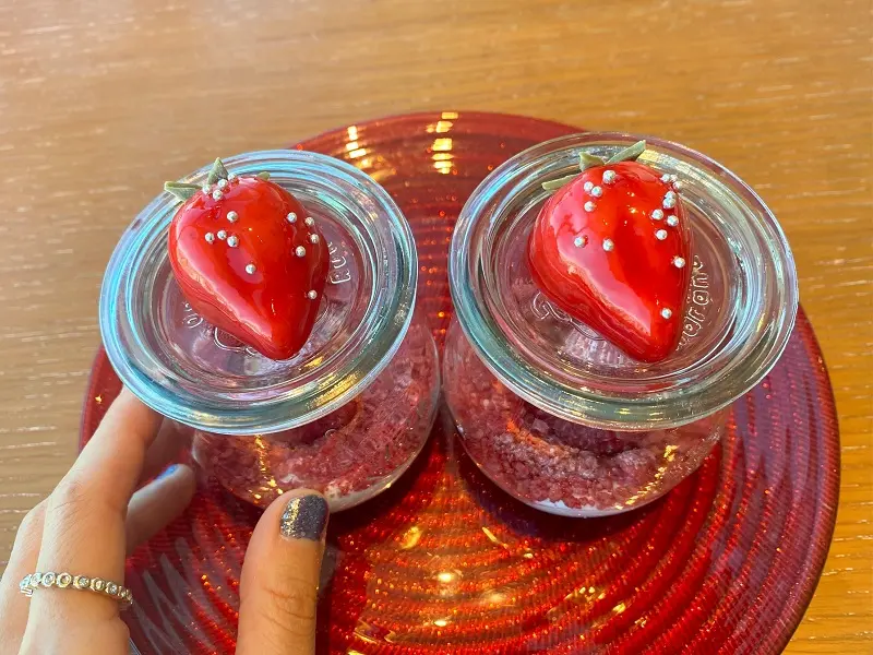 「Strawberry Party～蝶が舞うギャラリーアフタヌーンティー～」のグラススイーツ