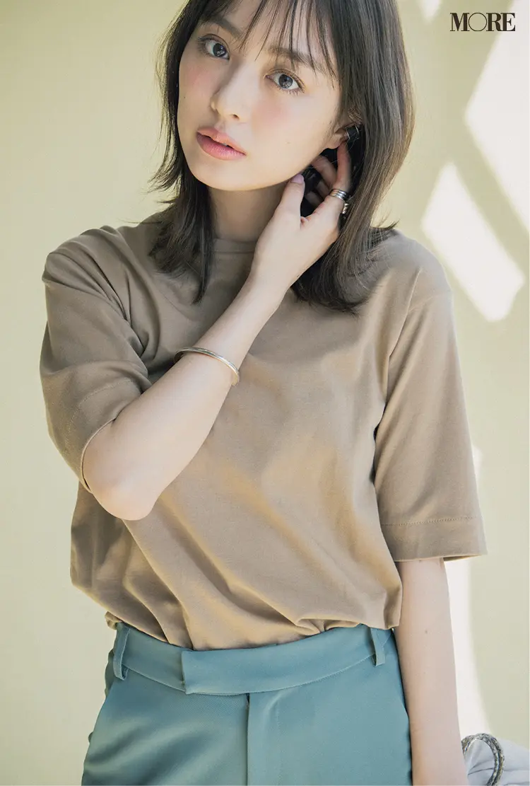 キャメル色の五分袖Tシャツを着た内田理央