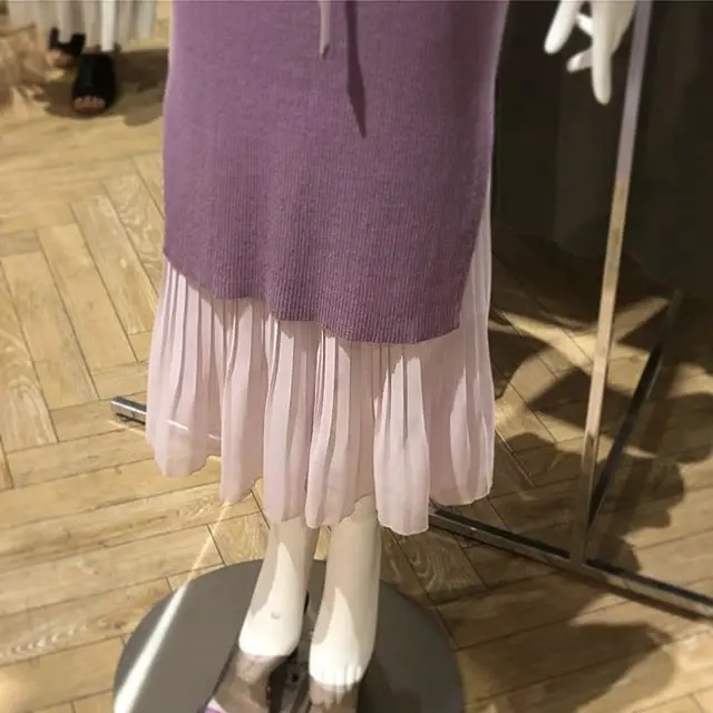 「リブワンピース×プリーツスカート×ガチャベルト」の3点セットが気になる! 『マーキュリーデュオ』の春夏展【 #副編Yの展示会レポート 】_2