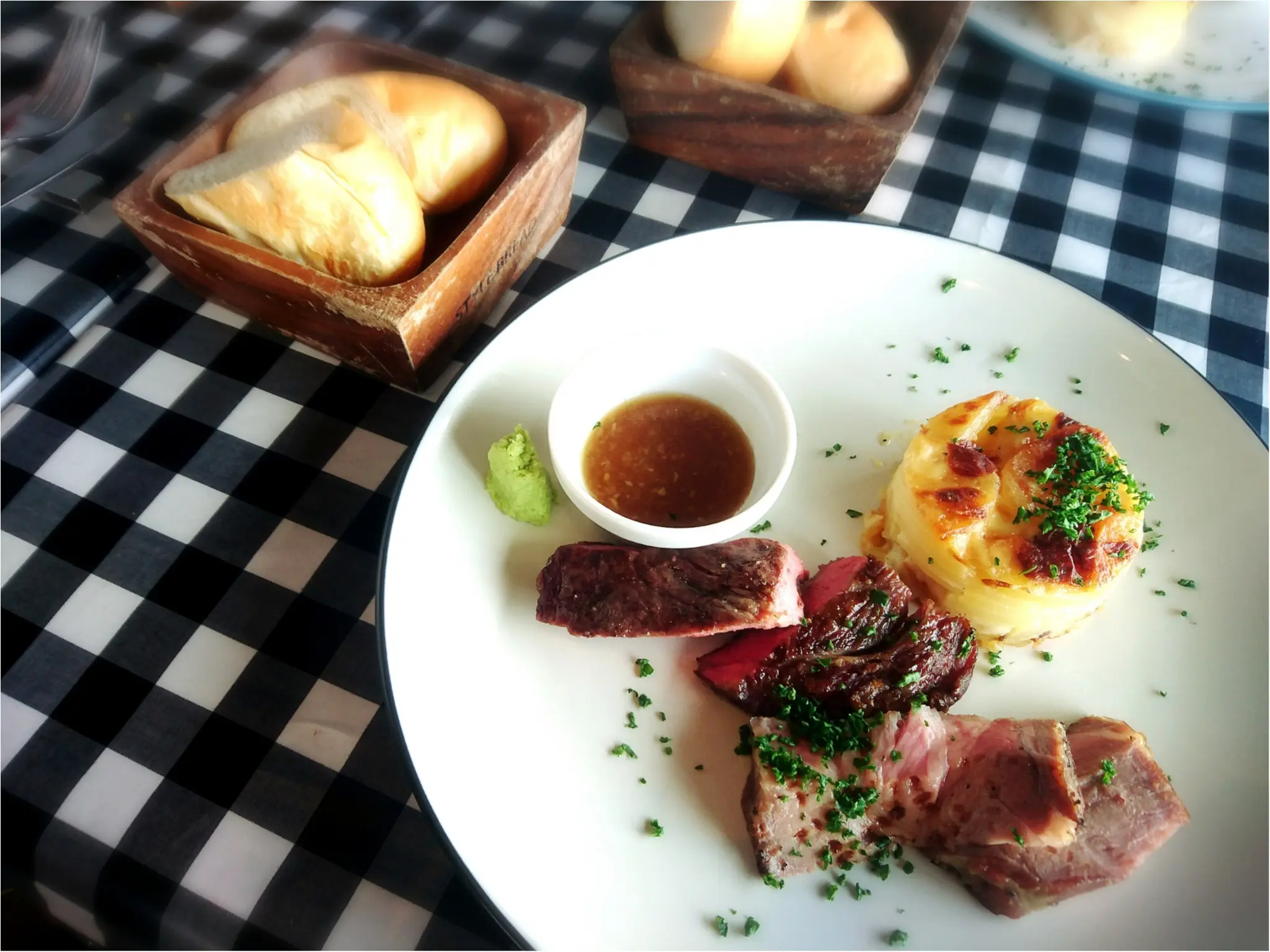 都心の景色を眺望 ♪ お肉好きなら必見 ! 女子会やデートに!肉ビストロ【 SIXMARS 】_1