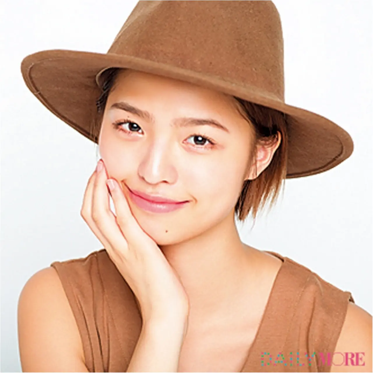 ストロベリー色の透け感ネイルこそ、今年の一押し♡【モアビューティズ菊池晴美ちゃんのネイルをパパラッチ!】_1
