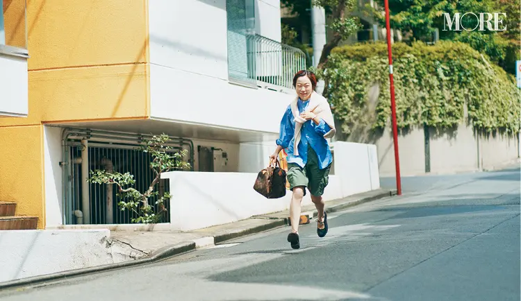 シャツとハーフパンツコーデのスタイリスト高野麻子さん
