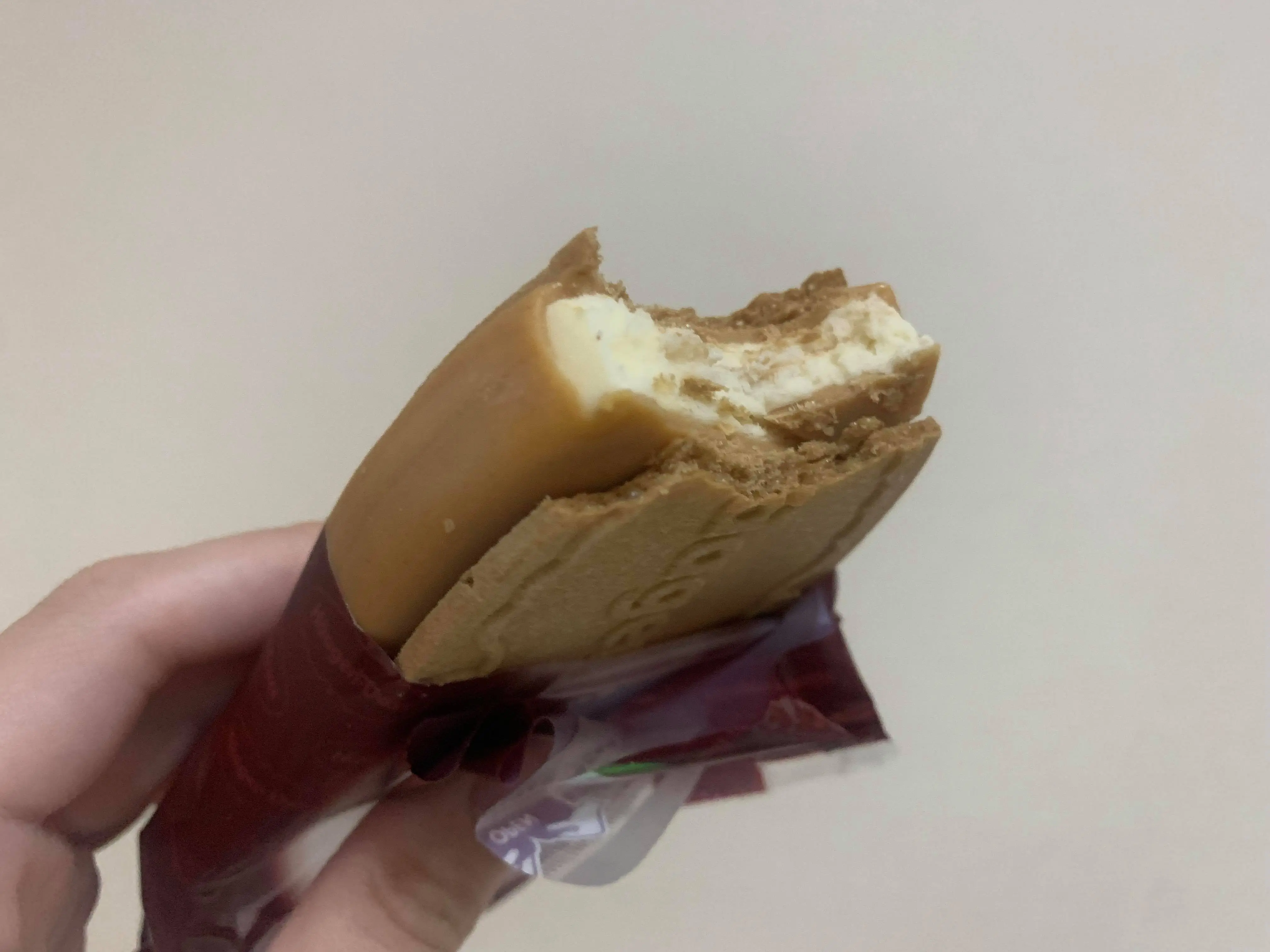【新作アイス】発酵バター使用の濃厚クリスピーサンド♡ハーゲンダッツ「アーモンドバターサンド」がめちゃうま!_4