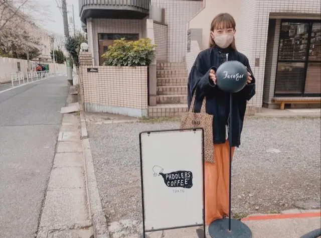 カフェの前にある看板と私