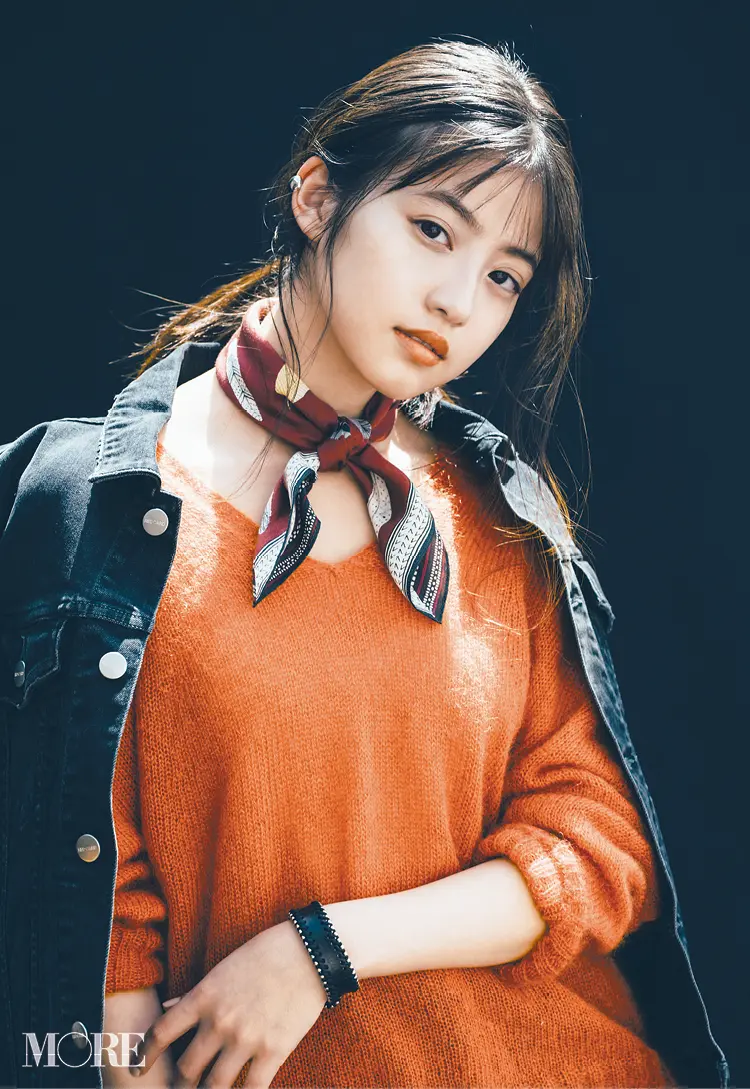 人気小物スカーフをバンダナ巻きにした今田美桜