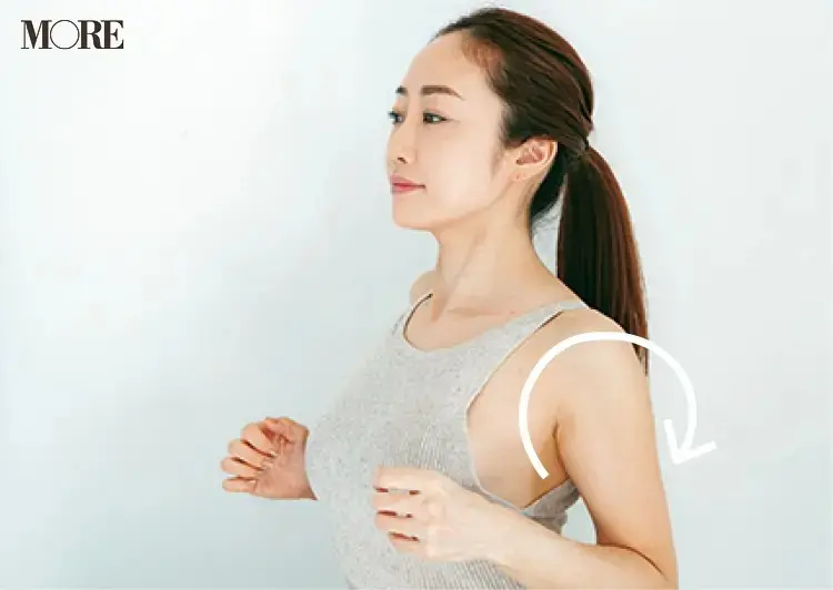 肩を回す神崎恵