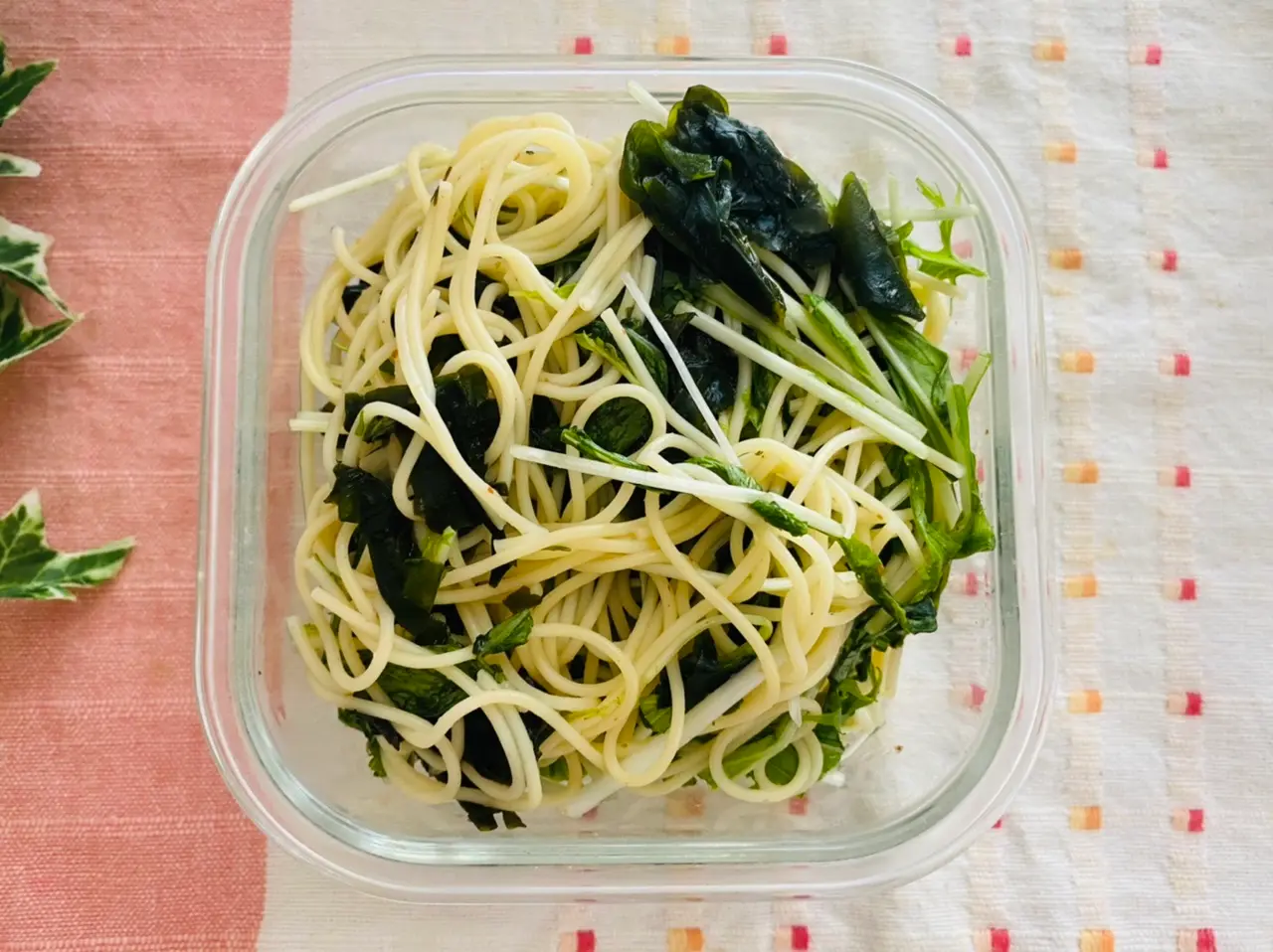 梅と水菜とわかめの冷製パスタ