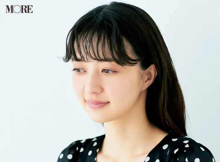 梅雨どきの前髪のうねりを生かして、上品でこなれた雰囲気に。ヘアアレンジ「ゆるカールバング」でおしゃれ度をアップ♡_11