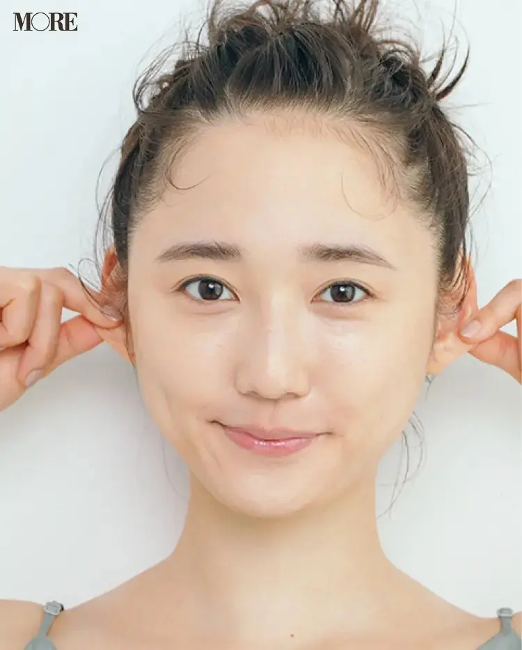 耳を指でつかんでひっぱり、回す