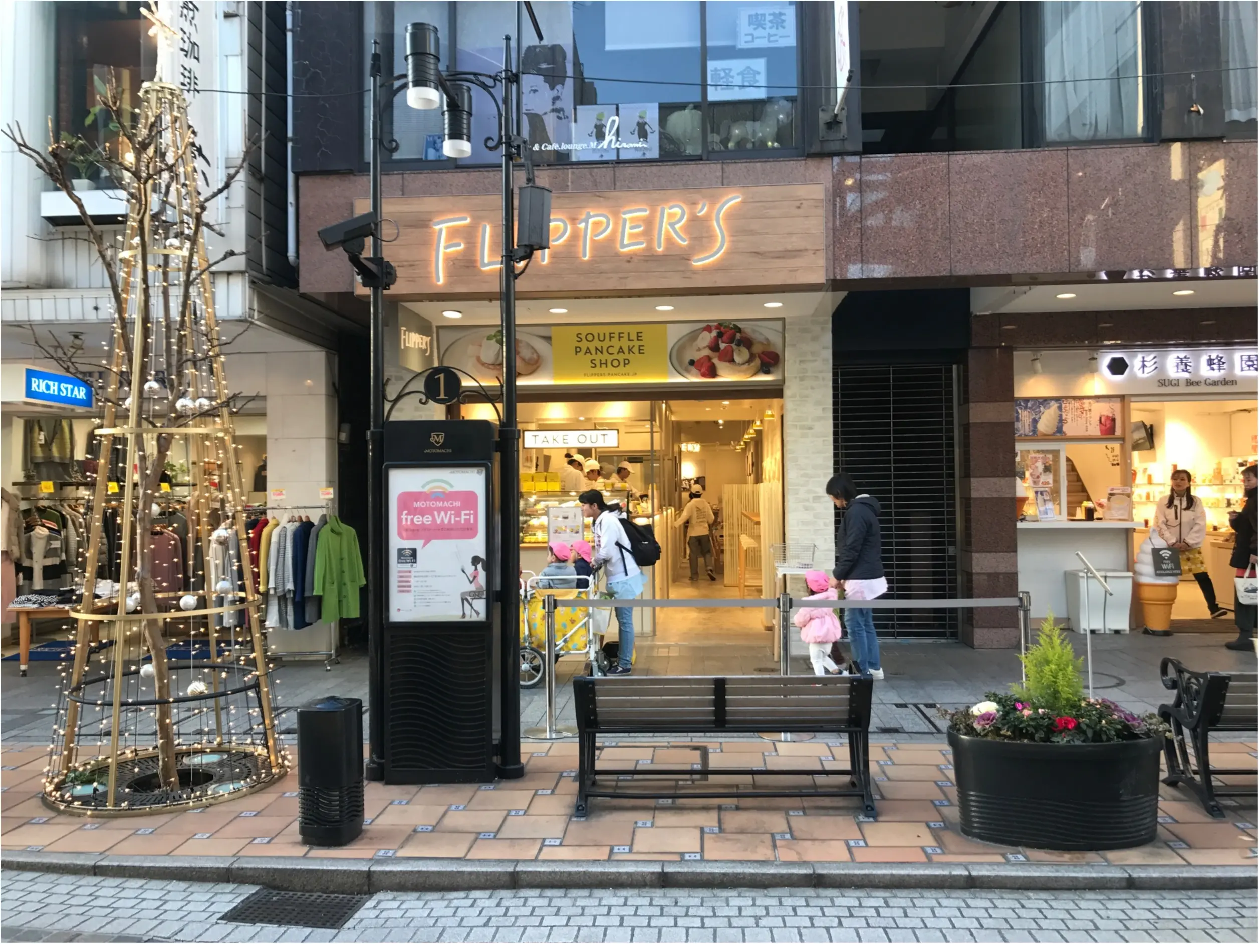 【横浜元町】毎年お得なチャーミングセール明日2/20(火)から開催!元町メイン通り先月オープン!"奇跡のパンケーキ"を調査!_2