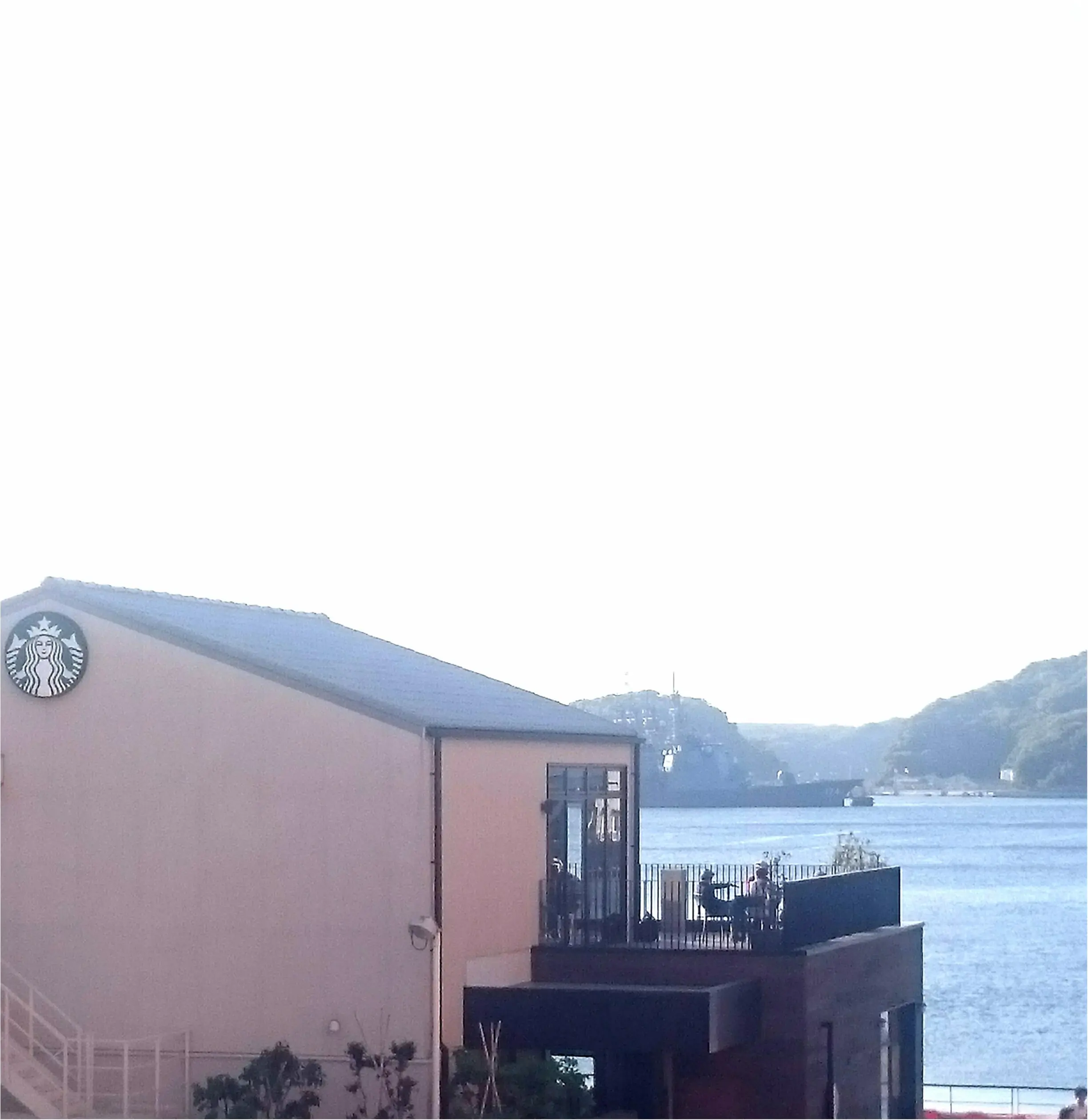 【海が見えるスタバ】【一度は行きたい景色のいいスタバ】港を見ながら○○名物にかけてアメリカンチェリーパイフラペチーノをいただきました♪_1