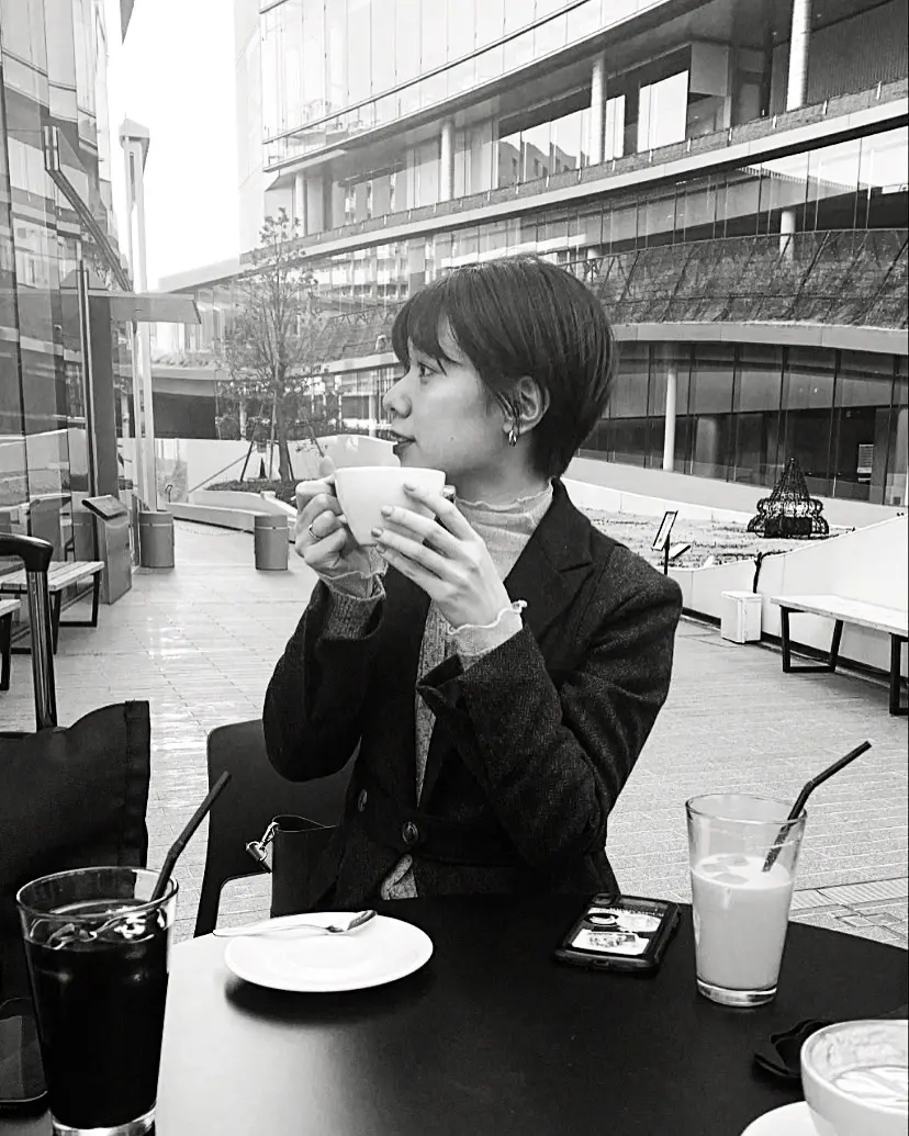 コーヒーカップを持っている女性