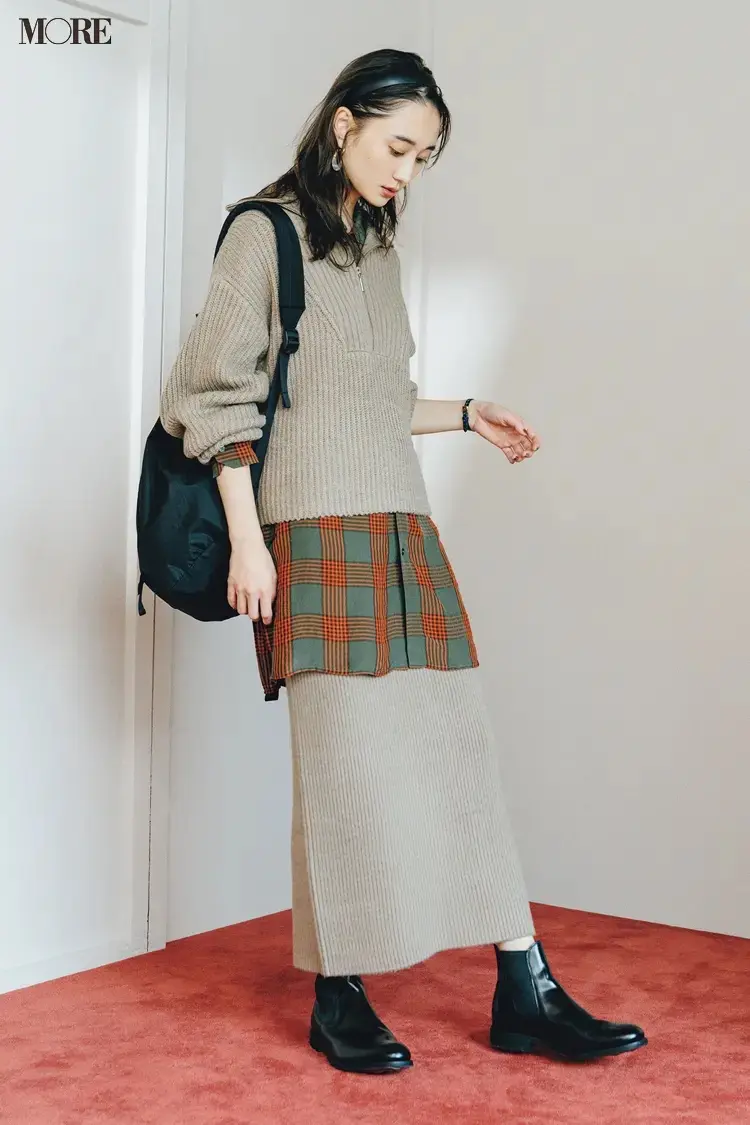 ニットセットアップを着た鈴木友菜