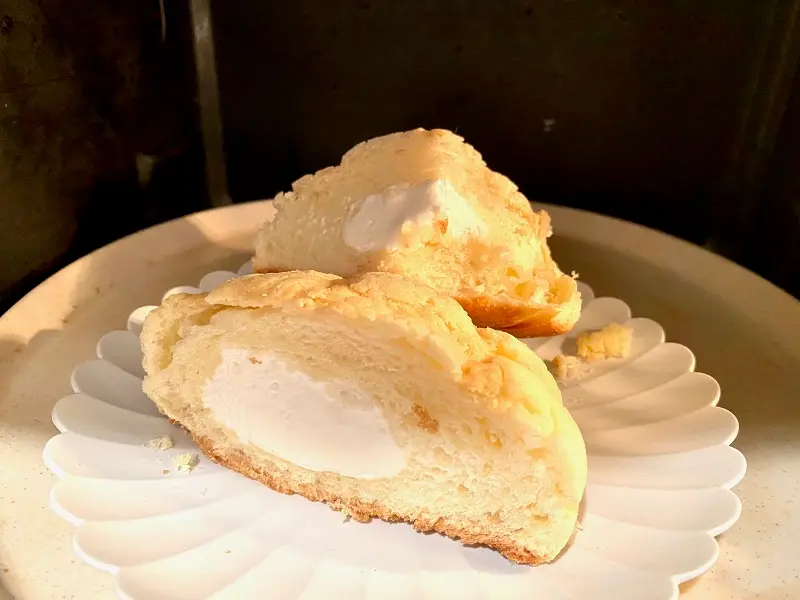 『セブン‐イレブン』の「冷たく食べるメロンパン」をレンジで温めている様子