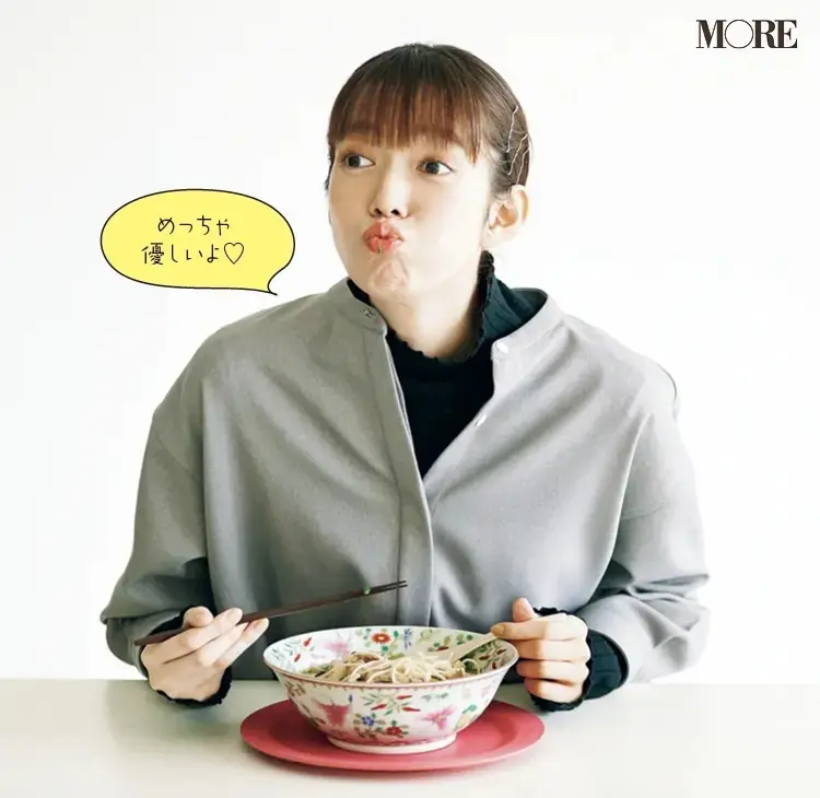 鹿児島県からお取り寄せしたラーメンを食べる佐藤栞里