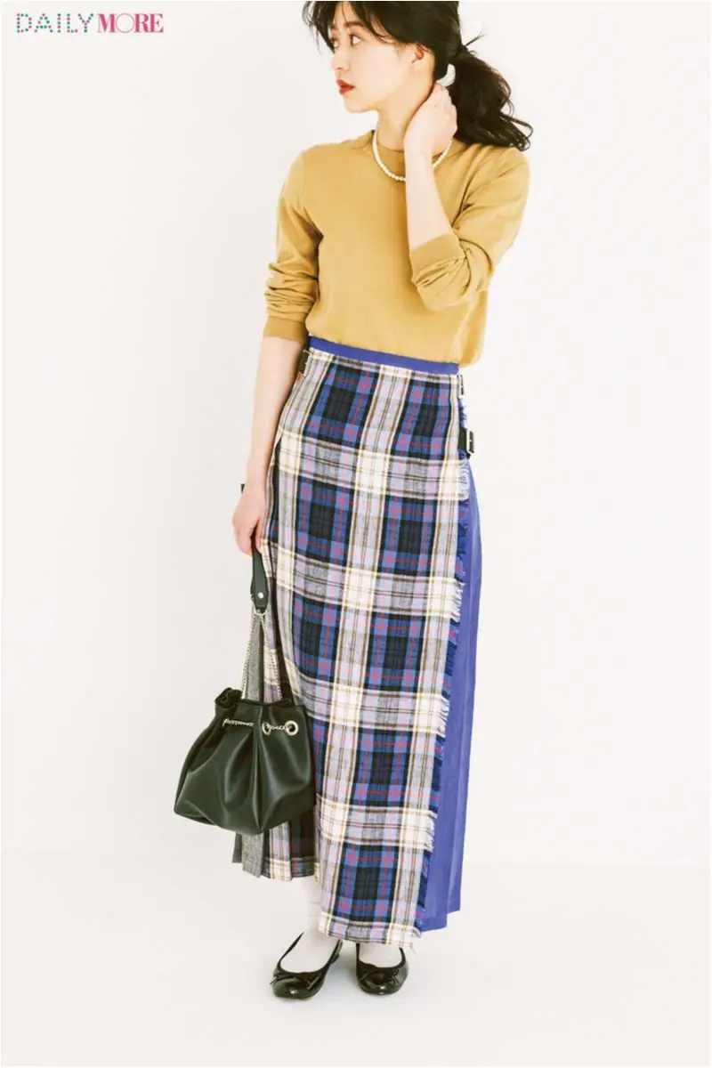 どっちにする どっちも旬 フレンチテイストな ベージュと赤 90sテイストな ベージュと青 春のトレンドカラーコーデ ファッション コーディネート 代 Daily More