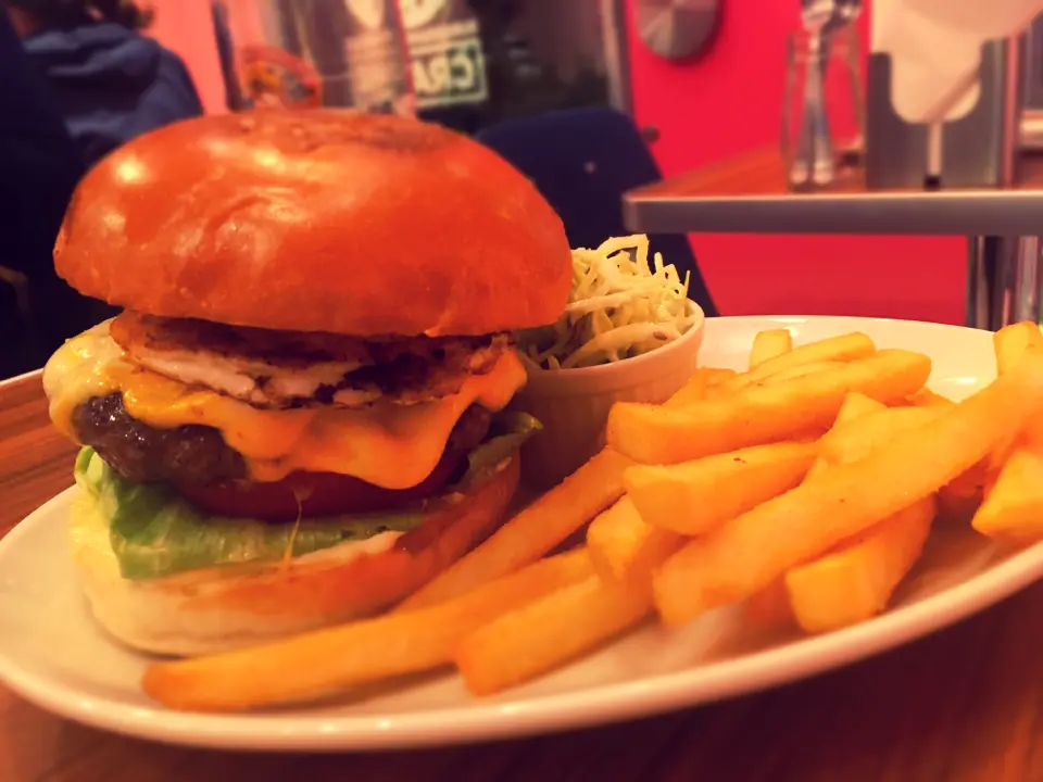 女子ウケ間違いなし。ピンク一色♡かわいすぎる店内で絶品ハンバーガーとミルクシェイクを。_9
