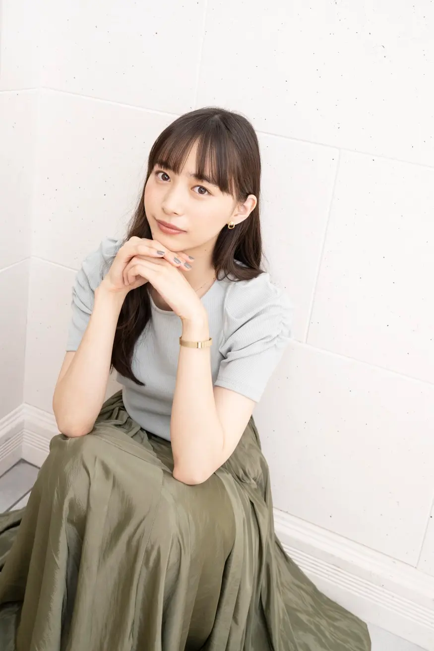 インタビュー中の井桁弘恵