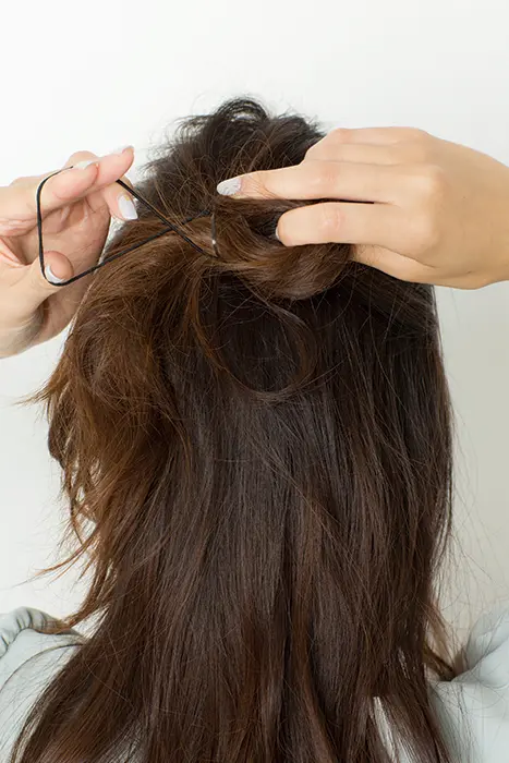 1分でできる!オフィス向け「今っぽひとつ結びアレンジ」【ロングヘア編】_5