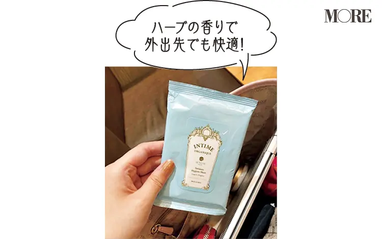 アンティーム オーガニック ハイジーンシートを手に持つ女性「ハーブの香りで外出先でも快適」
