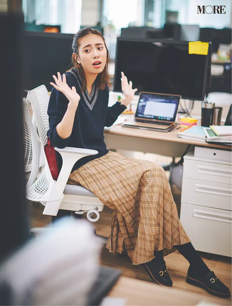 「はい、今日は早めに帰りまーす!」土屋巴瑞季&鈴木友菜 着回し連載『グレーとネイビーなふたり』15日目_2