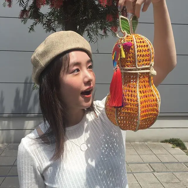 【唐田えりかの撮影オフショット】えっ、洋ナシ? 実はこう見えてかごバッグなんです!_1