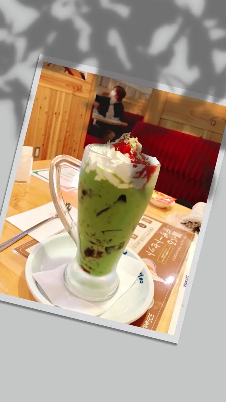 コメダ珈琲の新メニュー。抹茶ミルクの中にコーヒーゼリーが詰まっていて、上にイチゴゼリーが載っている